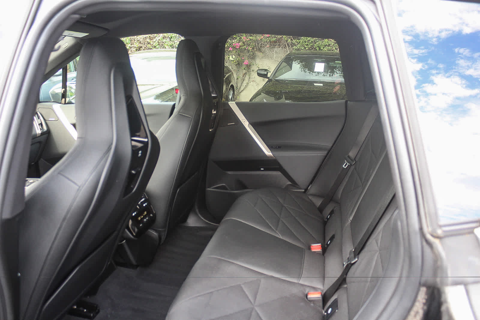 Used 2024 BMW iX xDrive50 w/ Sport Package AWD/4WD image 17