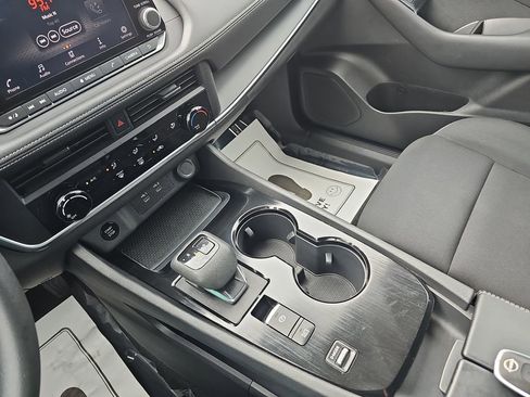 Used 2025 Nissan Rogue S image 27