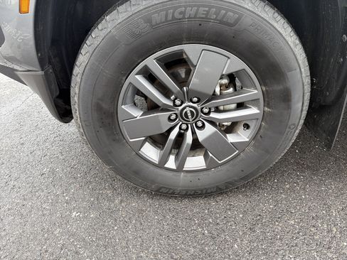 Used 2025 Nissan Frontier SV image 11