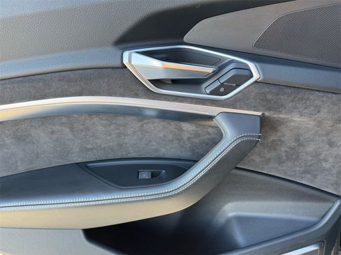 Used 2019 Audi e-tron Prestige w/ Prestige Package image 18