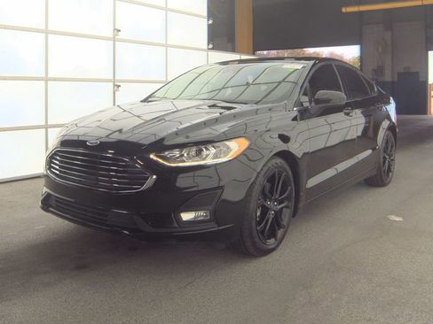 Used 2019 Ford Fusion SE w/ Equipment Group 151A FWD image 3