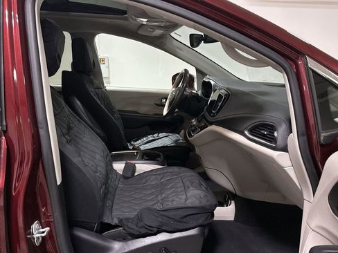 Used 2018 Chrysler Pacifica Limited image 23
