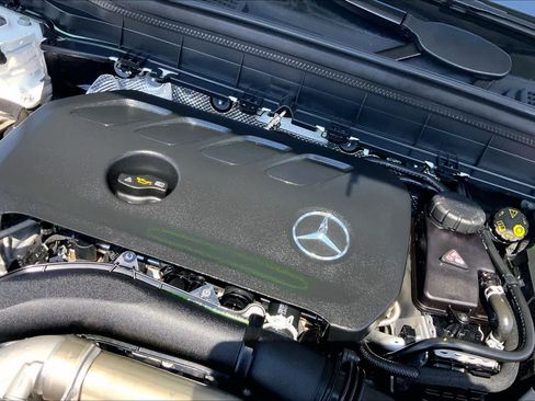 Used 2024 Mercedes-Benz GLB 250 4MATIC image 33