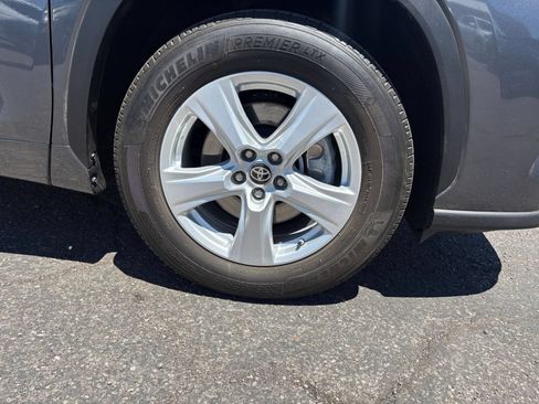Used 2025 Toyota Highlander LE FWD image 33