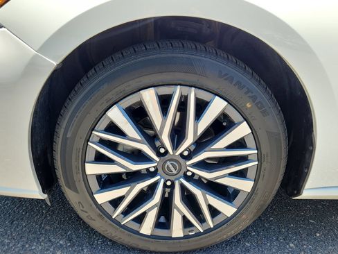 Used 2025 Nissan Altima 2.5 SV FWD image 17