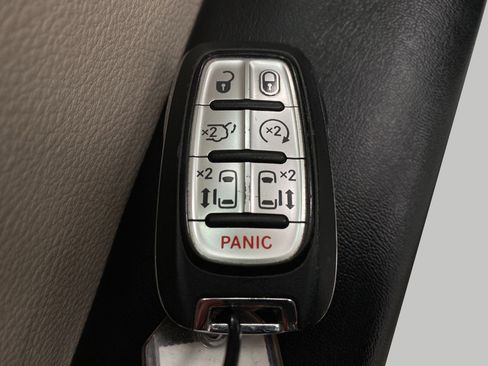 Used 2024 Chrysler Pacifica Touring-L image 28