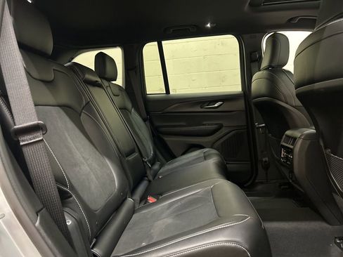 Used 2024 Jeep Grand Cherokee Altitude AWD/4WD image 9