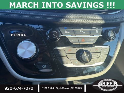 Used 2024 Chrysler Pacifica Select image 26