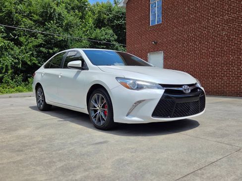 Used 2017 Toyota Camry XSE w/ Moonroof Package FWD image 3