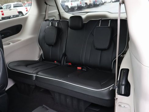 Used 2022 Chrysler Pacifica Limited image 31