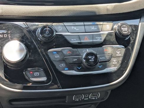 Used 2025 Chrysler Pacifica Select FWD image 20