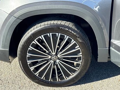 Used 2025 Volkswagen Taos SE image 21