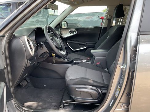 Used 2025 Kia Soul LX w/ LX Technology Package FWD image 8