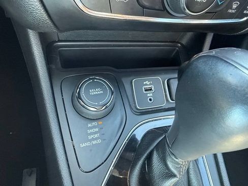 Used 2021 Jeep Cherokee Latitude Lux w/ Sun & Sound Group AWD/4WD image 15