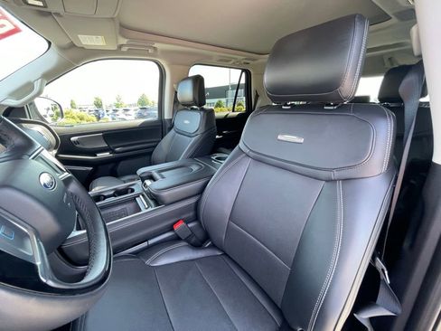 Used 2025 Ford Expedition Platinum w/ Driver's Package AWD/4WD image 22