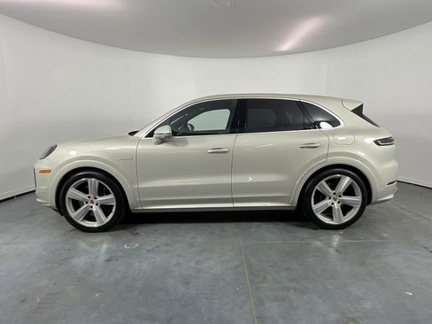 Used 2024 Porsche Cayenne Turbo image 2