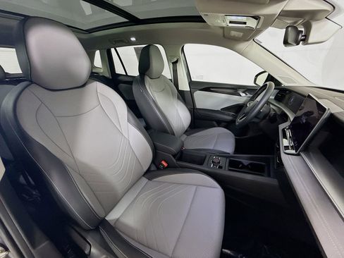 Used 2025 Volkswagen Tiguan SE w/ Panoramic Sunroof Package AWD/4WD image 25