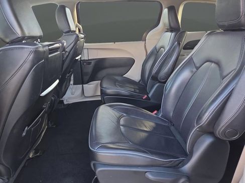 Used 2018 Chrysler Pacifica Limited image 32