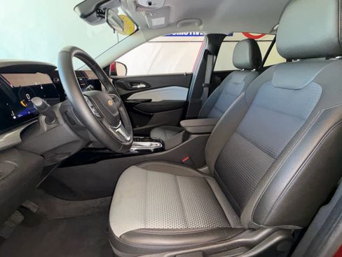 Used 2025 Chevrolet Trax LT w/ LT Convenience Package FWD image 16