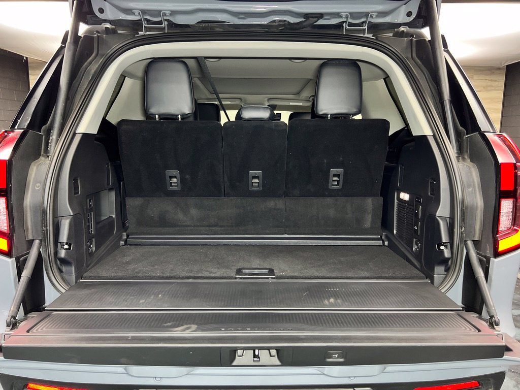 Used 2025 Ford Expedition Platinum w/ Driver's Package AWD/4WD image 21