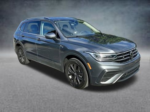 Used 2024 Volkswagen Tiguan SE FWD image 3