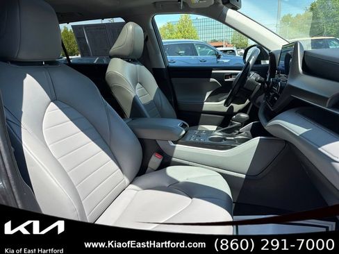 Used 2023 Toyota Highlander XLE AWD/4WD image 11