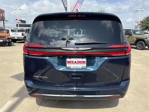 New 2025 Chrysler Pacifica Select image 5