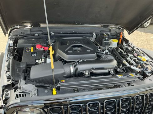 Used 2024 Jeep Wrangler Unlimited AWD/4WD image 22