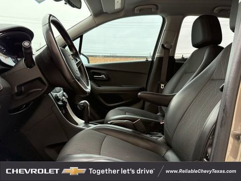Used 2022 Chevrolet Trax LT w/ LT Convenience Package FWD image 9