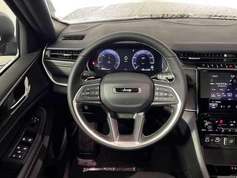 New 2025 Jeep Grand Cherokee Laredo image 29