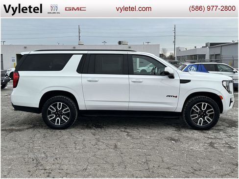 Used 2023 GMC Yukon XL AT4 image 2