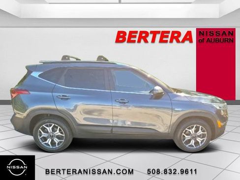 Used 2022 Kia Seltos EX AWD/4WD image 2