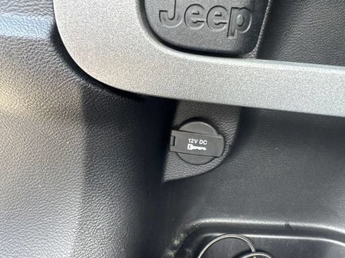 Used 2016 Jeep Cherokee Limited FWD image 13