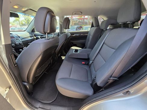 Used 2013 Kia Sorento LX w/ Third Row Pkg image 28