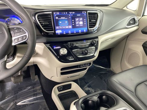 Used 2024 Chrysler Pacifica Touring-L image 27