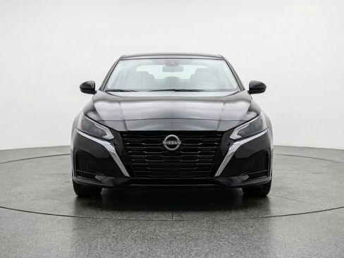 Used 2025 Nissan Altima 2.5 SV FWD image 2
