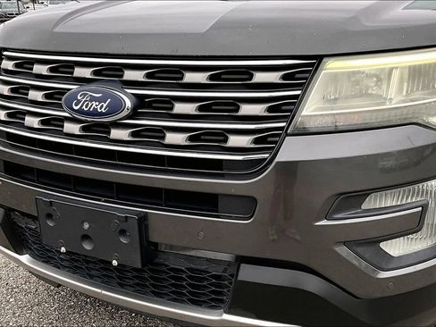 Used 2017 Ford Explorer XLT w/ Equipment Group 202A FWD image 39