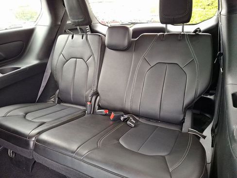 Used 2025 Chrysler Pacifica Select image 11