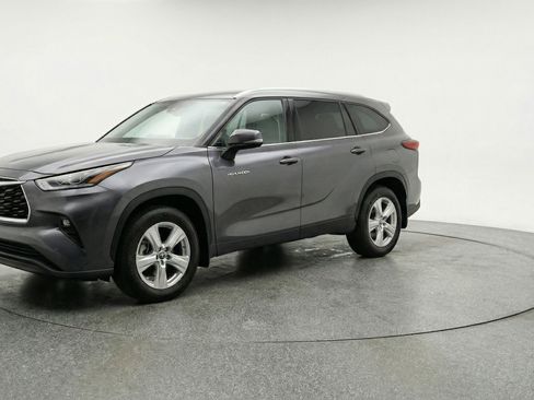Used 2025 Toyota Highlander LE FWD image 3