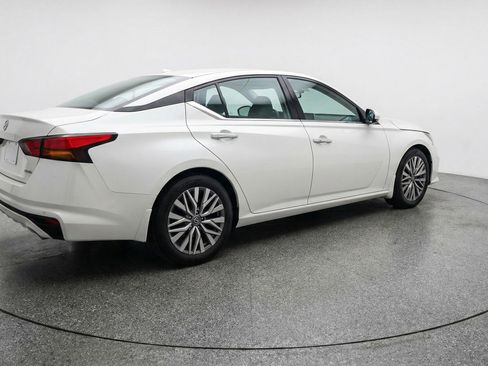 Used 2025 Nissan Altima 2.5 SV FWD image 9