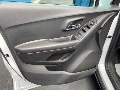 Used 2020 Chevrolet Trax LT w/ LT Convenience Package FWD image 33