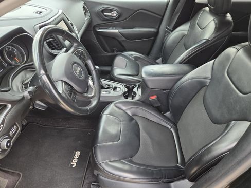Used 2019 Jeep Cherokee Latitude Plus AWD/4WD image 27