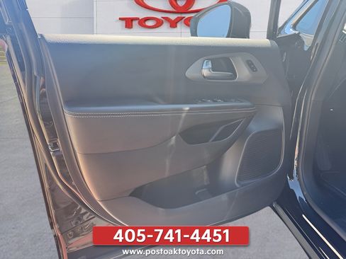 Used 2025 Chrysler Pacifica Select FWD image 14