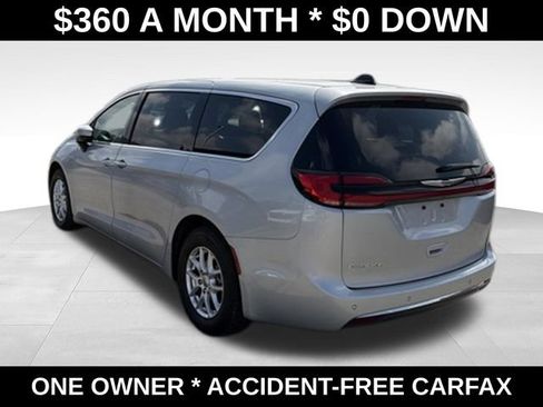 Used 2023 Chrysler Pacifica Touring-L FWD image 3