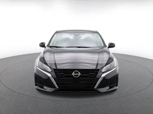 Used 2025 Nissan Altima 2.5 SV FWD image 2