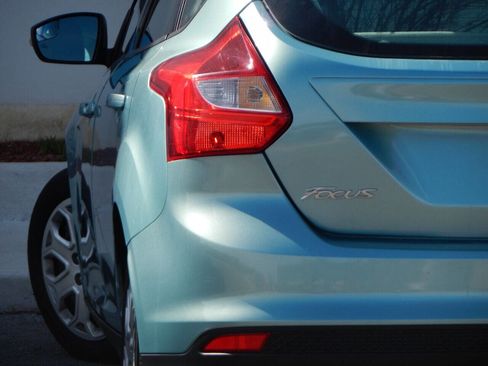 Used 2012 Ford Focus SE w/ SE Winter Pkg image 1