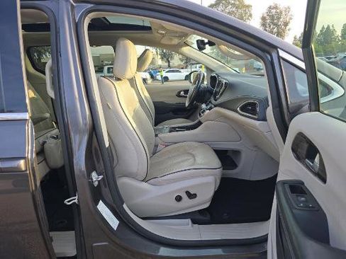 Used 2021 Chrysler Pacifica Limited w/ Premium & Safety Sphere Group image 9