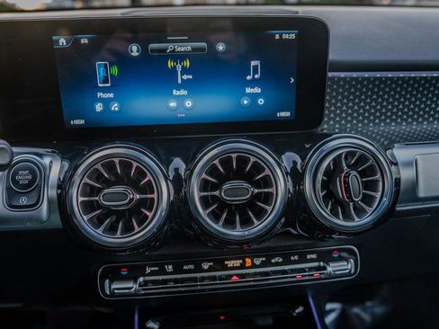 Used 2024 Mercedes-Benz GLB 250 4MATIC image 11