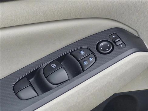 Used 2025 Nissan Altima 2.5 SV FWD image 3