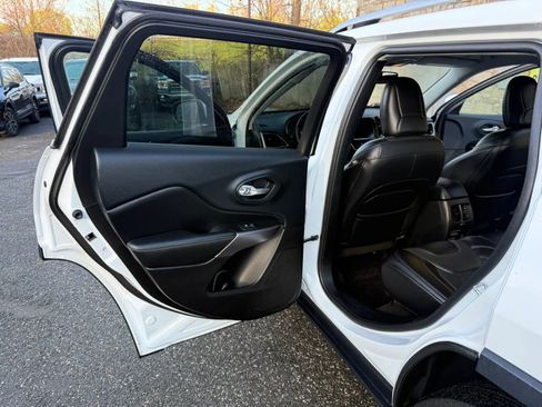 Used 2019 Jeep Cherokee Limited image 24